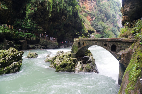 Walking trail through Maling River Canyon