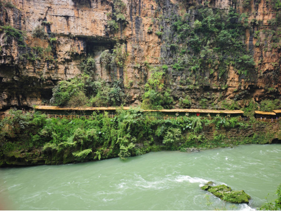Travelers walking through Maling River Canyon