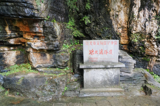 Mountain and waterfall scenery inside Maling River Canyon
