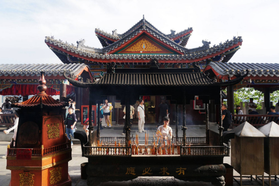 Traditional architecture and stone inscriptions at Dongshan
