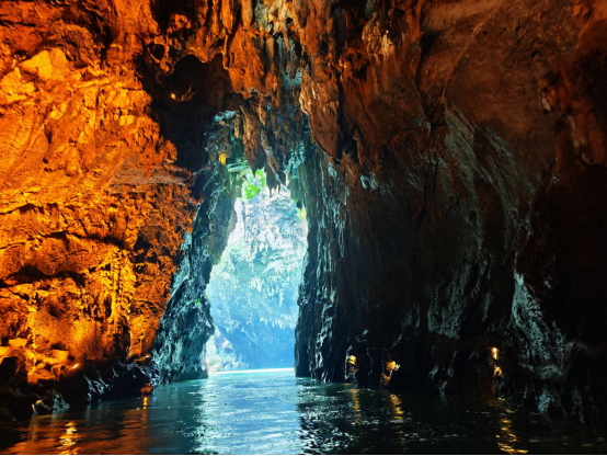 Rock formations and underground waterway at Jiudongtian