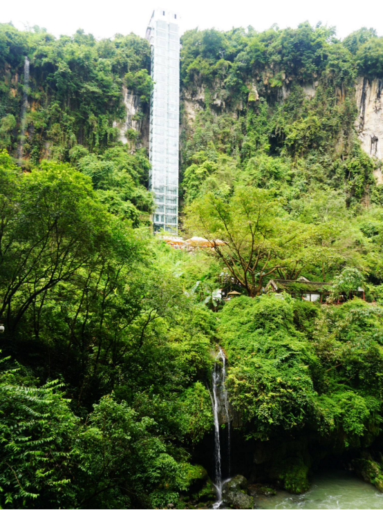 Walking trail through the waterfalls of Maling River Canyon