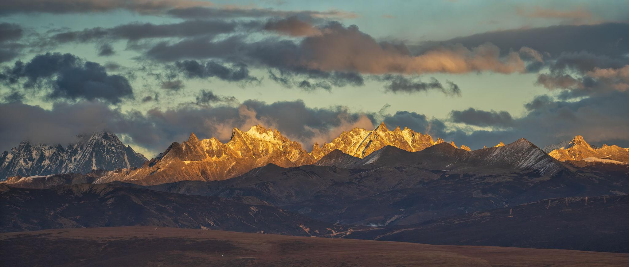 Sunset at Yuzixi scenic area in Ganzi Tibetan Autonomous Prefecture, Sichuan, China