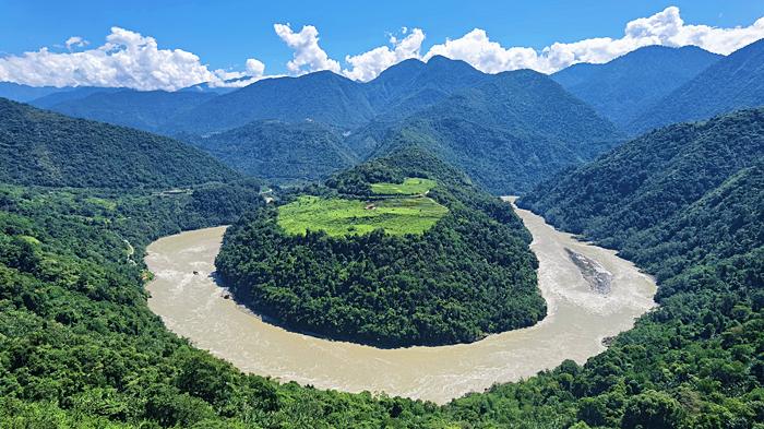 Bomi and Motuo in Autumn: A Journey Through Tibet’s Forests, Snow Mountains and Rainforests