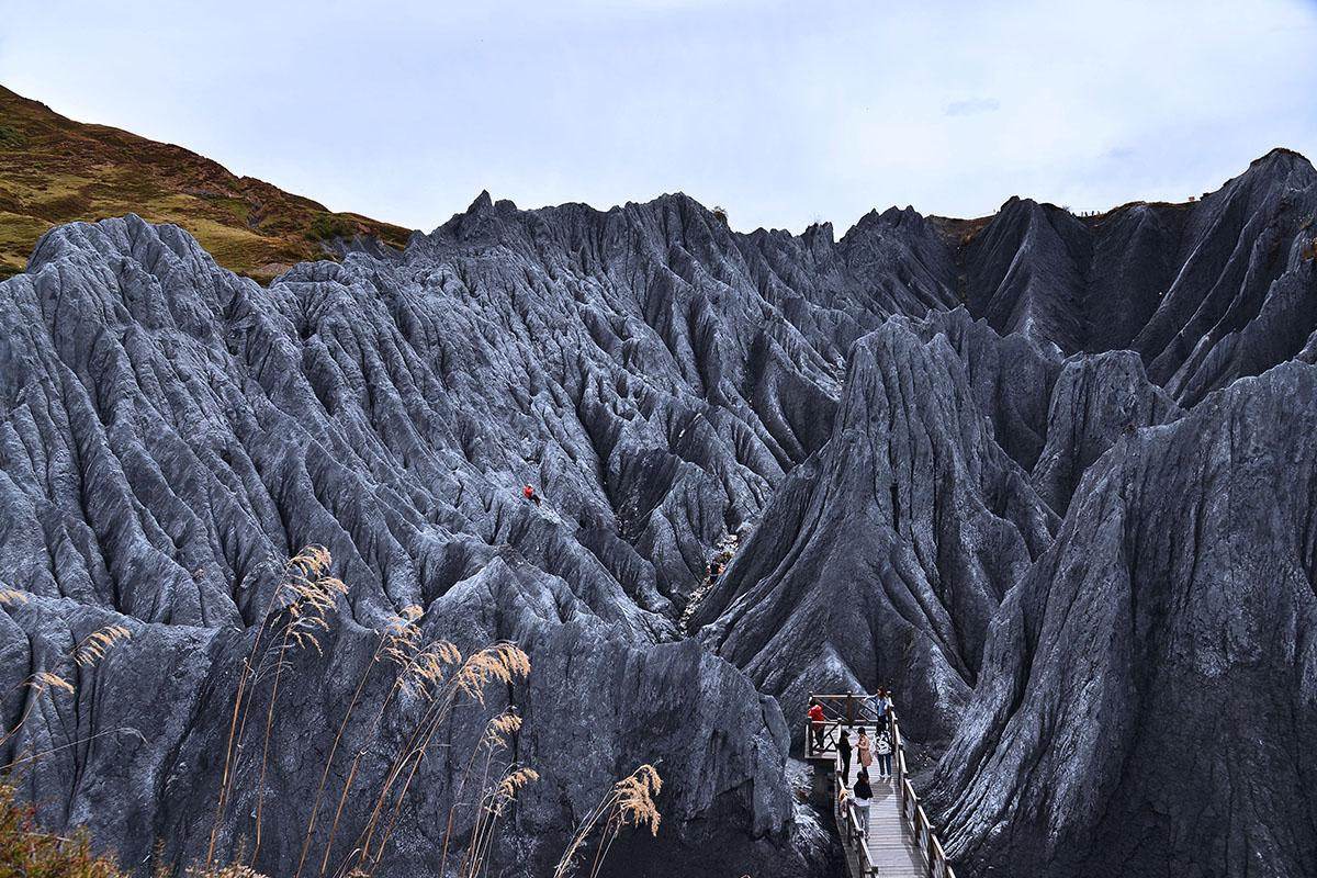 3 Days in Western Sichuan: An Autumn Loop of Snow Mountains, Golden Forests and Tibetan Villages