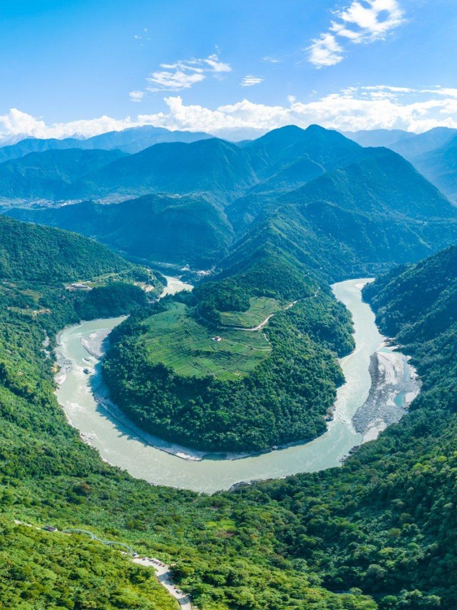 Bomi and Motuo in Autumn: A Journey Through Tibet’s Forests, Snow Mountains and Rainforests