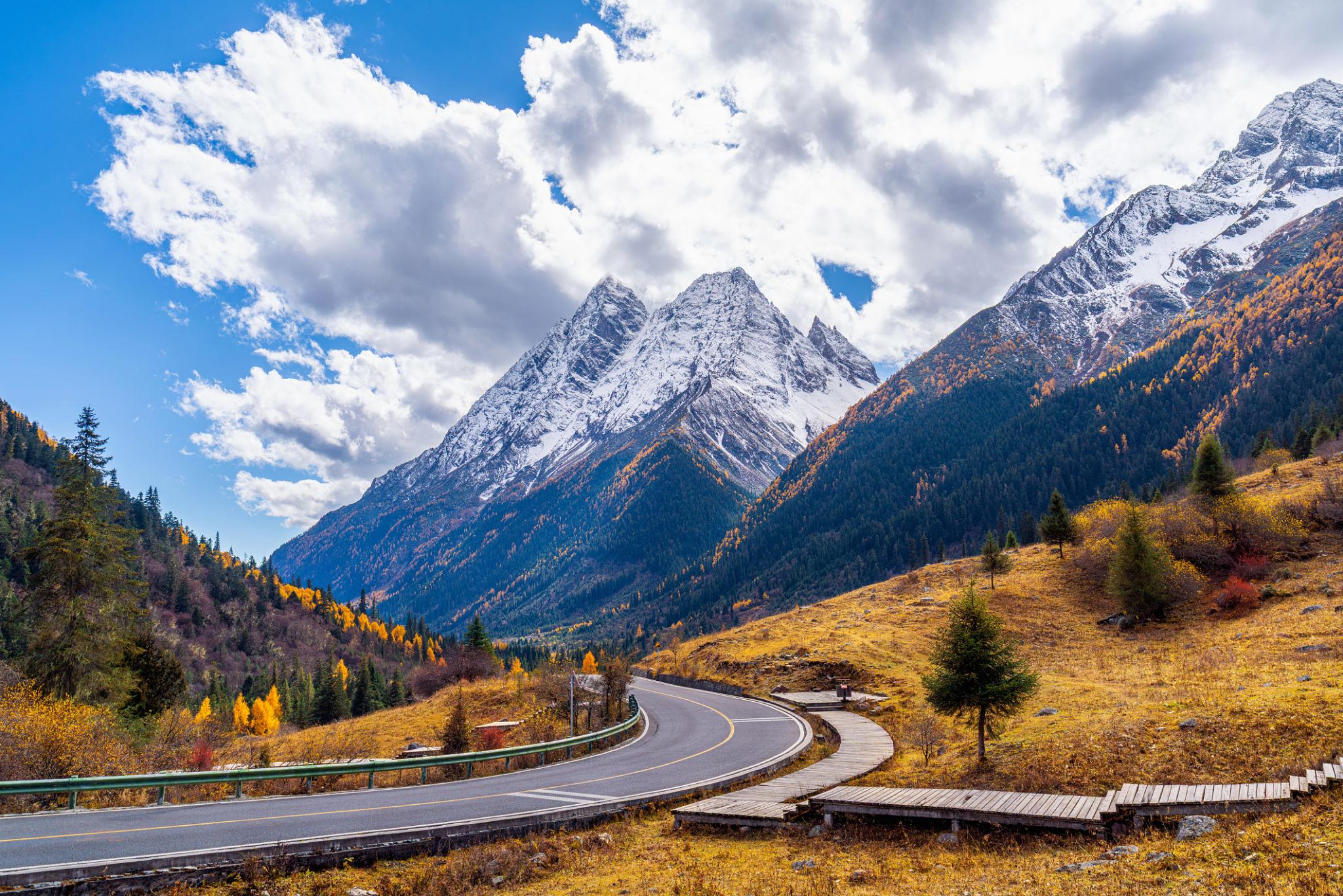 Siguniangshan in autumn, Sichuan in China.
