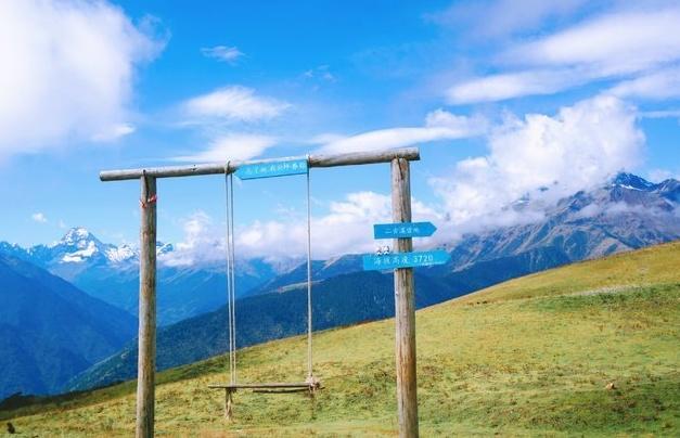 3 Days in Western Sichuan: An Autumn Loop of Snow Mountains, Golden Forests and Tibetan Villages