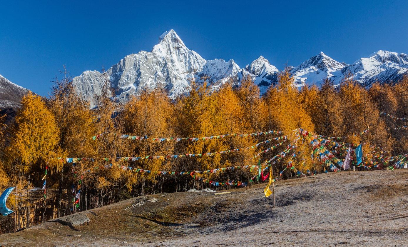 3 Days in Western Sichuan: An Autumn Loop of Snow Mountains, Golden Forests and Tibetan Villages